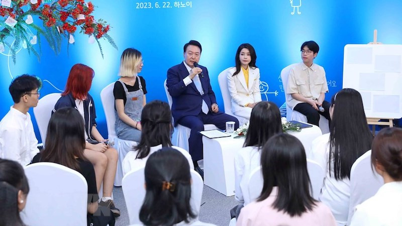 Президент Республики Корея Юн Сок Ёль с супругой и студенты факультета корейского языка и корейской культуры Института иностранных языков. Фото: ВИА 