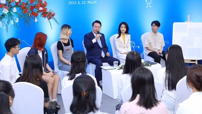 Президент Республики Корея Юн Сок Ёль с супругой и студенты факультета корейского языка и корейской культуры Института иностранных языков. Фото: ВИА 