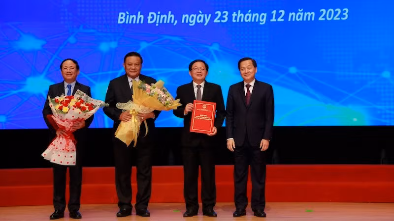 Вице-премьер Ле Минь Кхай вручает решение об утверждении плана развития провинции Биньдинь ее руководителям. Фото: ВИА