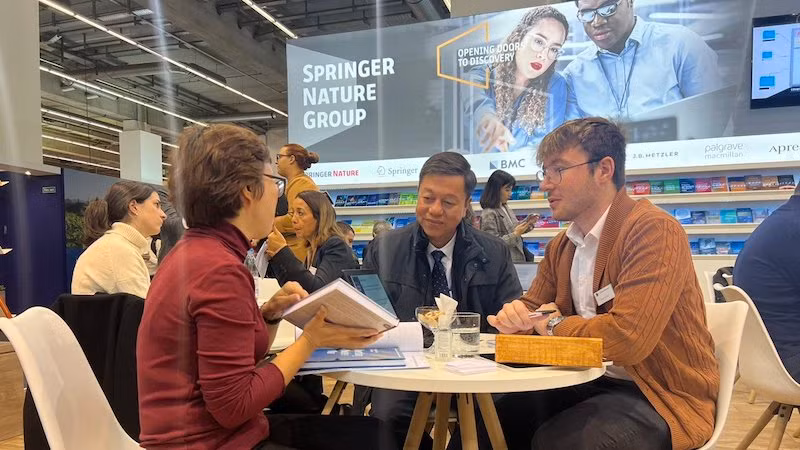 Для Вьетнама книжная ярмарка – это возможность узнать новые тенденции на мировом книжном рынке. Фото: nxbctqg.org.vn