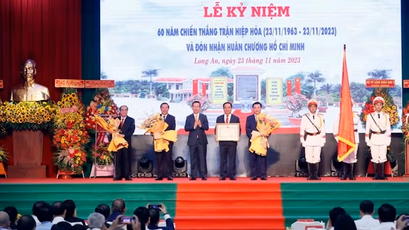 Президент Во Ван Тхыонг вручает Орден Хо Ши Мина партийной организации, властям и народу провинции Лонган. Фото: ВИА