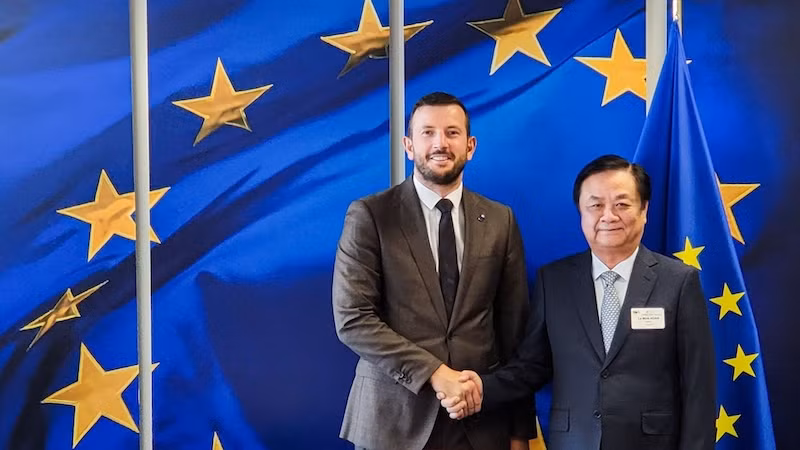 Министр сельского хозяйства и развития деревни Ле Минь Хоан (справа) и Европейский комиссар по окружающей среде, океанам и рыболовству Виргиниюс Синкявичюс. Фото: nongnghiep.vn