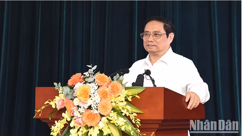 Премьер-министр Фам Минь Тьинь выступает на встрече.