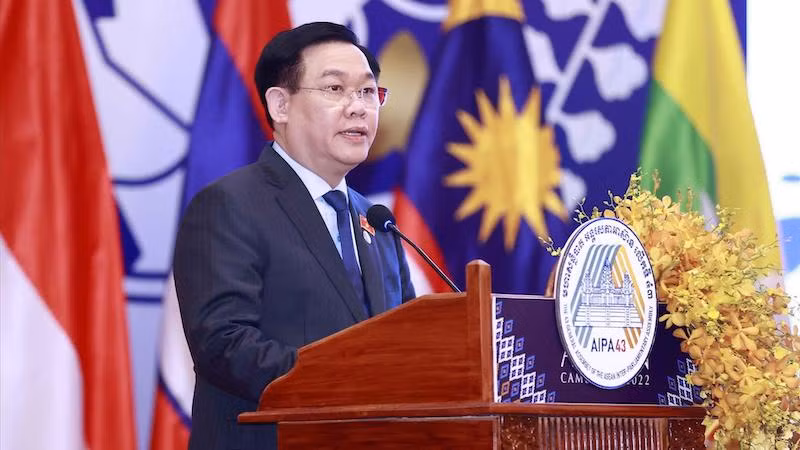 Председатель НС Выонг Динь Хюэ выступает на пленарном заседании АИПА-43. Фото: ВИА