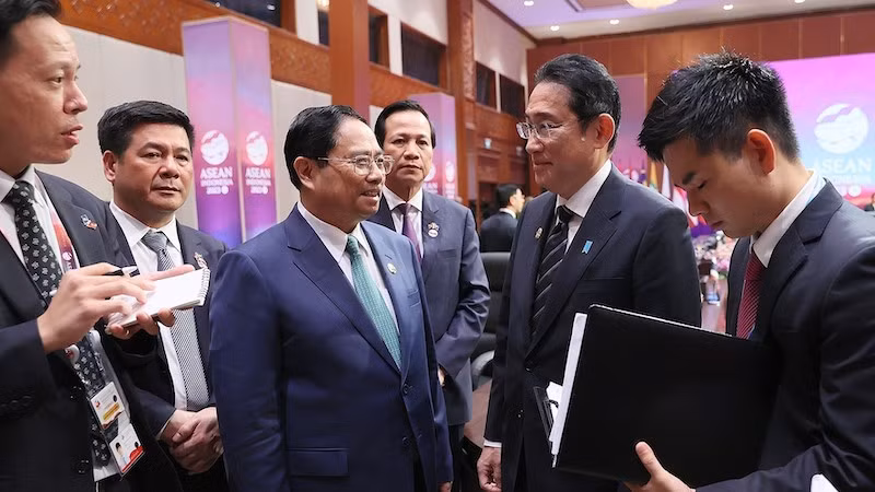 Премьер-министр Фам Минь Тьинь встречается с Премьер-министром Японии Кисидой Фумио. Фото: ВИА