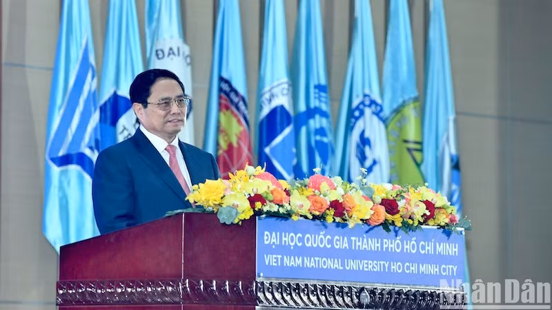 Премьер-министр Фам Минь Тьинь выступает на мероприятии. 