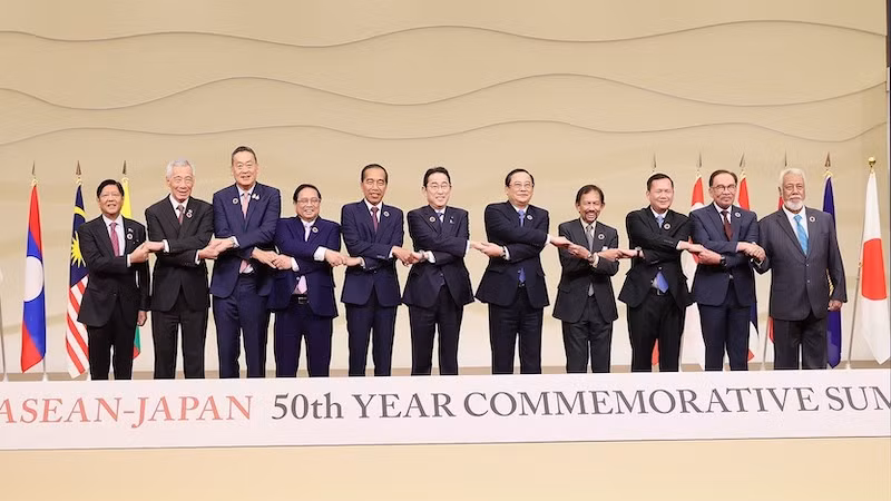 Премьер-министр Японии Кисида Фумио и главы делегаций стран АСЕАН. Фото: ВИА