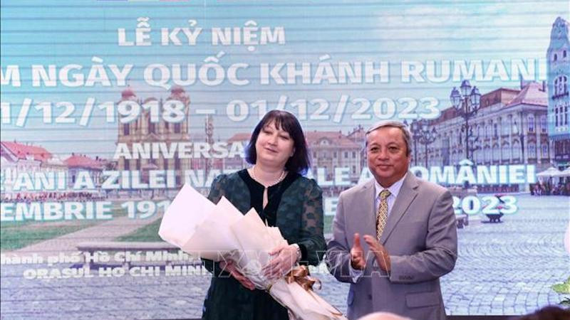 Председатель Общества вьетнамско-румынской дружбы г. Хошимина Нгуен Чыонг Жанг и Посол Румынии во Вьетнаме Кристина Ромила. Фото: ВИА