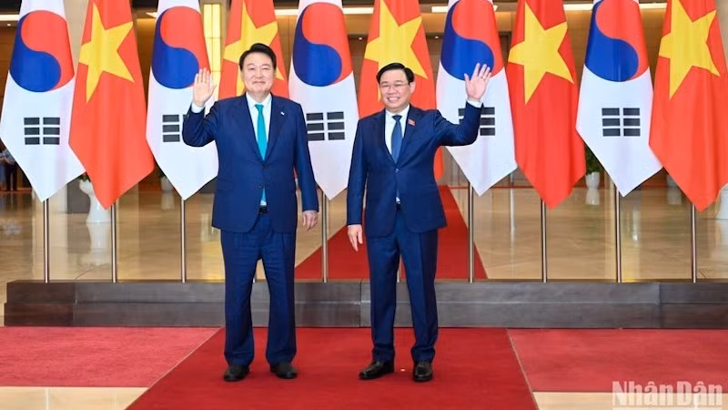 Председатель НС Выонг Динь Хюэ и Президент РК Юн Сок Ёль.