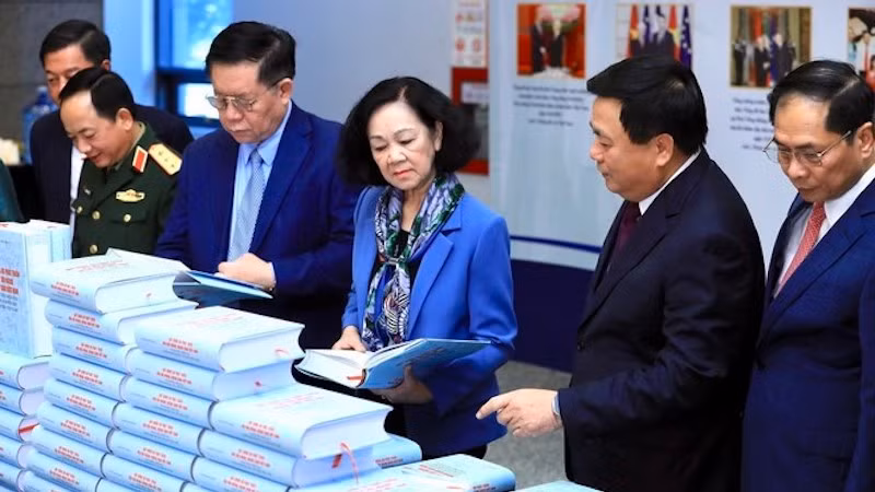 Товарищ Чыонг Тхи Май и делегаты на церемонии. Фото: ВИА