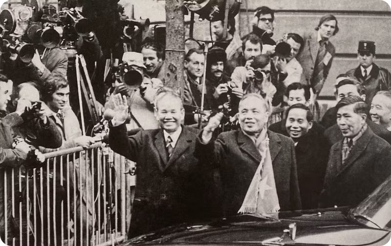 Министр Суан Тхюи (крайний слева) и Вице-премьер, Министр иностранных дел Нгуен Зюи Чинь (в центре) машут руками вьетнамцам, французам и журналистам перед тем, как войти в Международный конференц-центр Клебер, чтобы подписать Парижские соглашения. Министр Суан Тхюи (крайний слева) и Вице-премьер, Министр иностранных дел Нгуен Зюи Чинь (в центре) машут руками вьетнамцам, французам и журналистам перед тем, как войти в Международный конференц-центр Клебер, чтобы подписать Парижские соглашения.