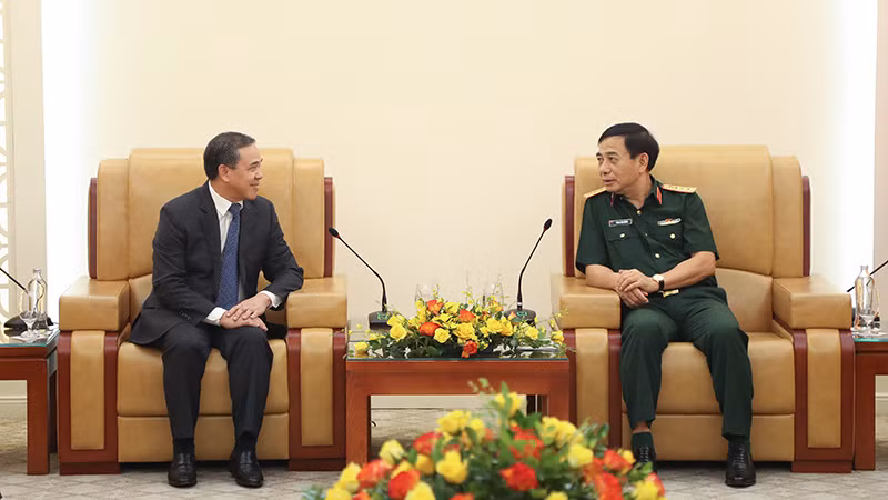 Министр обороны генерал армии Фан Ван Жанг и Посол Лаоса во Вьетнаме Сенгфет Хоунгбоунгнуанг. Фото: mod.gov.vn