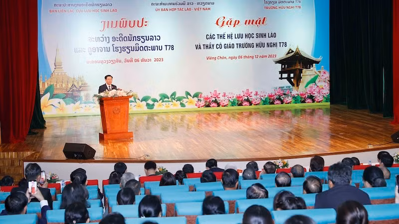 Председатель НС Выонг Динь Хюэ выступает на встрече. Фото: ВИА