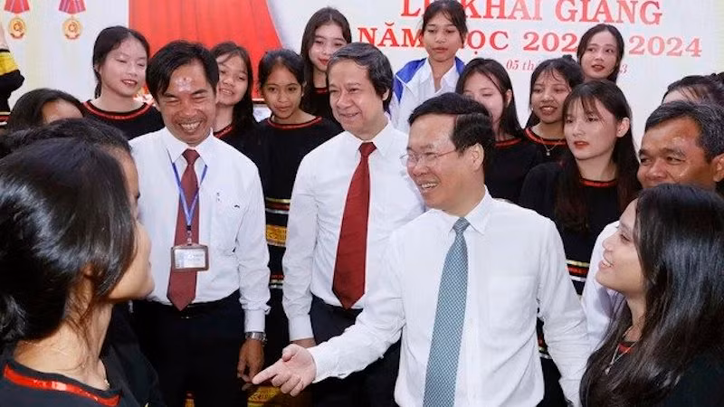 Президент Во Ван Тхыонг и школьники средней этнической школы-интерната провинции Жалай. Фото: ВИА