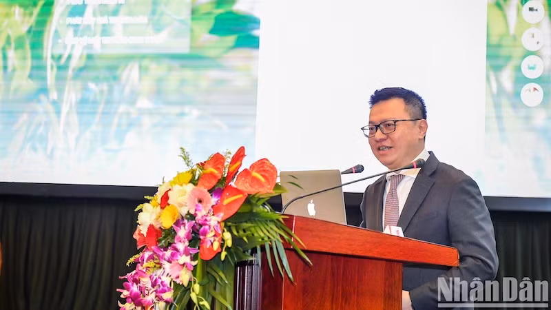 Главный редактор газеты «Нянзан» Ле Куок Минь выступает на церемонии.