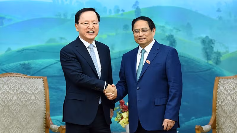 Премьер-министр Фам Минь Тьинь и финансовый директор группы Samsung Пак Хак Кю. Фото: Чан Хай