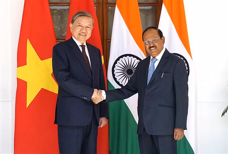 Министр общественной безопасности То Лам и советник Премьер-министра Индии по национальной безопасности Аджит Кумар Довал. Фото: bocongan.gov.vn