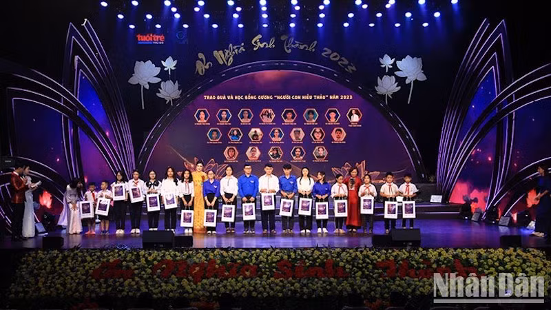 Вручение стипендий ученикам из бедных семей. Фото: Ха Нам