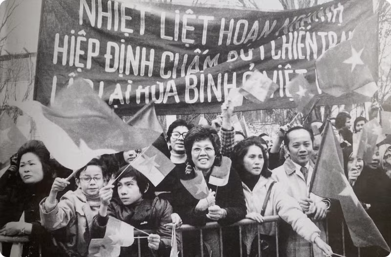 Зарубежные вьетнамцы в Париже приветствуют Соглашения о прекращении войны и восстановлении мира во Вьетнаме, которые были подписаны в 1973 году. Зарубежные вьетнамцы в Париже приветствуют Соглашения о прекращении войны и восстановлении мира во Вьетнаме, которые были подписаны в 1973 году.