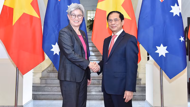 Министр иностранных дел Буй Тхань Шон и Министр иностранных дел Австралии Пенни Вонг. Фото: МИД Вьетнама