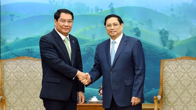 Премьер-министр Фам Минь Тьинь и мэр Вьентьяна Атсапхангтхонг Сипхандон. Фото: Чан Хай