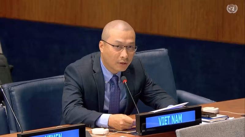 Советник-посланник Нгуен Хоанг Нгуен, замглавы постоянной миссии Вьетнама при ООН выступает на дискуссии. Фото: baoquocte.vn