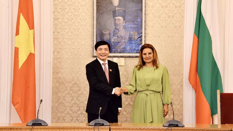 Генеральный секретарь НС Вьетнама Буй Ван Кыонг и Генеральный секретарь Народного собрания Болгарии Стефана Караславова. Фото: daibieunhandan.vn