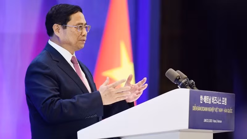 Премьер-министр Фам Минь Тьинь выступает на бизнес-форуме Вьетнам-Республика Корея. Фото: Чан Хай