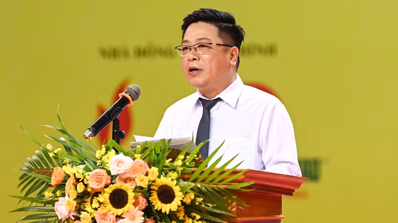 Заместитель главного редактора газеты «Нянзан» Кюэ Динь Нгуен выступает на церемонии.