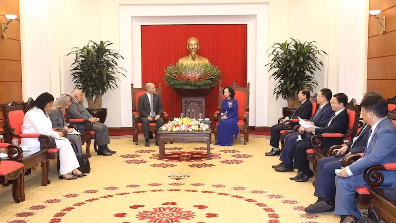 Товарищ Чыонг Тхи Май и товарищ Херардо Эрнандес Нордело. Фото: ВИА