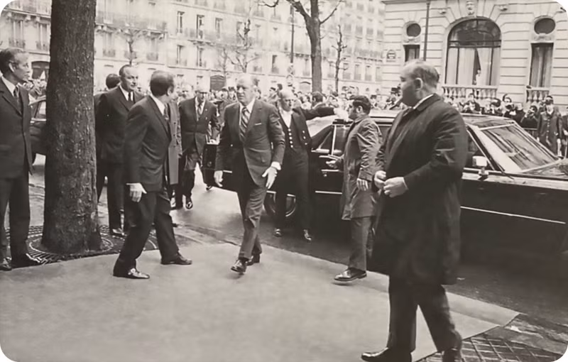 Государственный секретарь США Уильям П. Роджерс прибыл в Международный конференц-центр Клебер. Государственный секретарь США Уильям П. Роджерс прибыл в Международный конференц-центр Клебер.