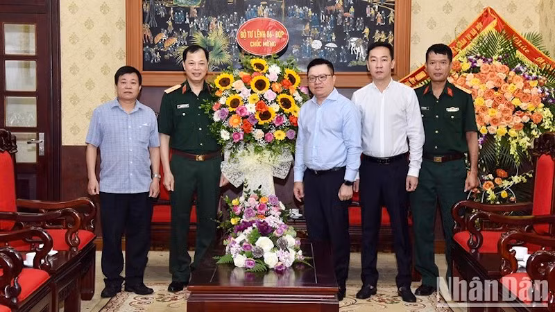 Товарищ Ле Куок Минь и делегация Командования №86 Министерства обороны.