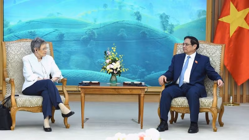 Премьер-министр Фам Минь Тьинь и профессор Франсуаза Барре-Синусси. Фото: Чан Хай