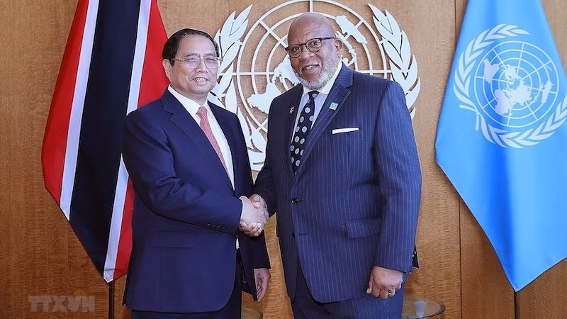 Премьер-министр Фам Минь Тьинь и Председатель 78-й сессии Генеральной Ассамблеи ООН Деннис Фрэнсис. Фото: ВИА