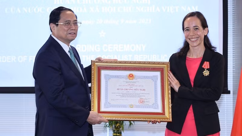 Премьер-министр Фам Минь Тьинь вручает Орден Дружбы директору по стратегии ГАВИ Аурелии Нгуен. Фото: ВИА