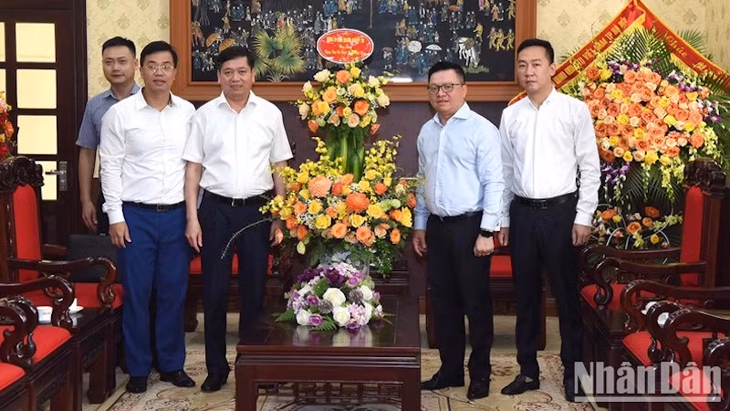 Главный редактор Ле Куок Минь принимает кандидата в члены ЦК КПВ, Секретаря Парткома Объединения центральных предприятий Нгуен Лонг Хая.