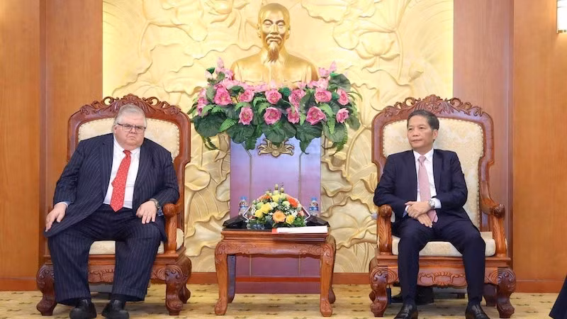 Товарищ Чан Туан Ань и генеральный директор Банка международных расчетов Агустин Карстенс. Фото: ВИА