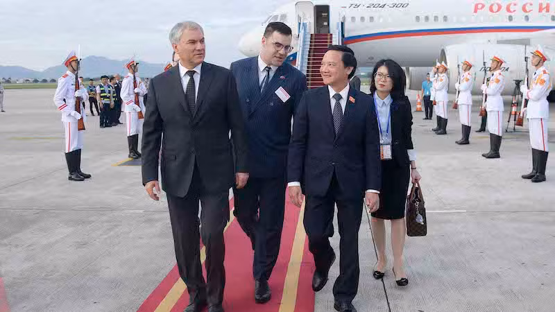 Зампредседателя НС Нгуен Кхак Динь встречает Председателя Государственной думы РФ Вячеслава Викторовича Володина. Фото: quochoi.vn