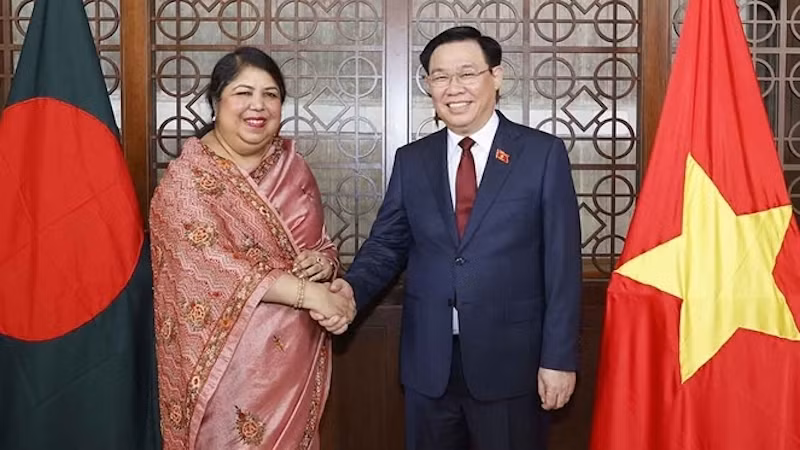 Председатель НС Выонг Динь Хюэ и Председатель НА Бангладеш Ширин Шармин Чаудхури. Фото: ВИА