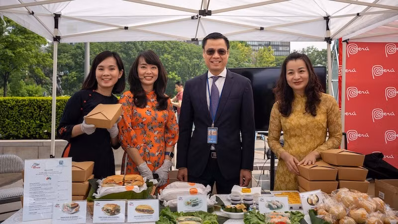 Вьетнамские блюда произвели глубокое впечатление на посетителей ярмарки. Фото: baoquocte.vn