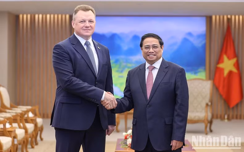 Премьер-министр Фам Минь Тьинь и Министр по чрезвычайным ситуациям Беларуси Вадим Синявский. Фото: Чан Хай