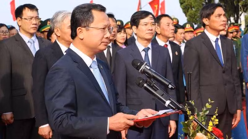 И.о. Председателя Народного комитета провинции Куангнинь Као Тыонг Хюи выступает на церемонии.