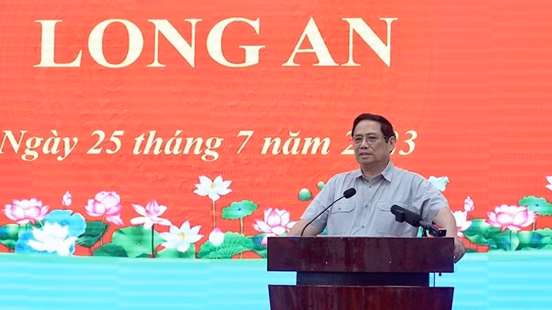 Премьер-министр Фам Минь Тьинь выступает на рабочей встрече.