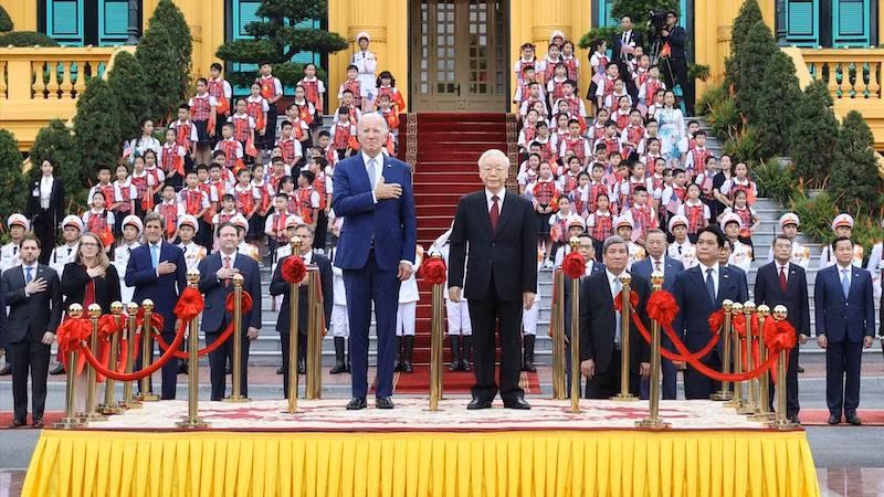 Генеральный секретарь ЦК КПВ Нгуен Фу Чонг и Президент США Джо Байден на церемонии поднятия флагов. Фото: ВИА