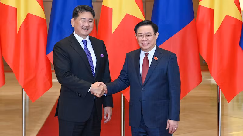 Председатель НС Выонг Динь Хюэ и Президент Монголии Ухнаагийн Хурэлсух. Фото: Зюи Линь