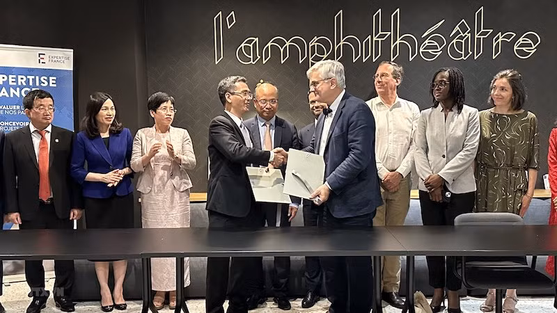 Замминистра Во Тхань Хынг и директор AFD Филипп Орлианж подписывают соглашение о сотрудничестве по укреплению потенциала разработки политики зеленых финансов. Фото: ВИА