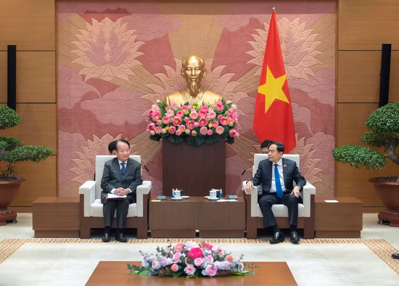 Постоянный зампредседателя НС Чан Тхань Ман и Генеральный секретарь Сената Камбоджи Оум Сарит. Фото: quochoi.vn