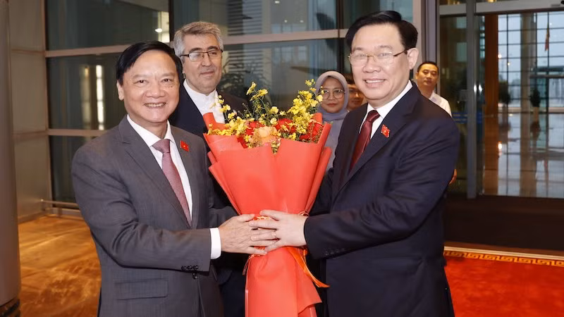 Зампредседателя НС Нгуен Кхак Динь провожает Председателя НС Выонг Динь Хюэ в международном аэропорту Нойбай. Фото: ВИА