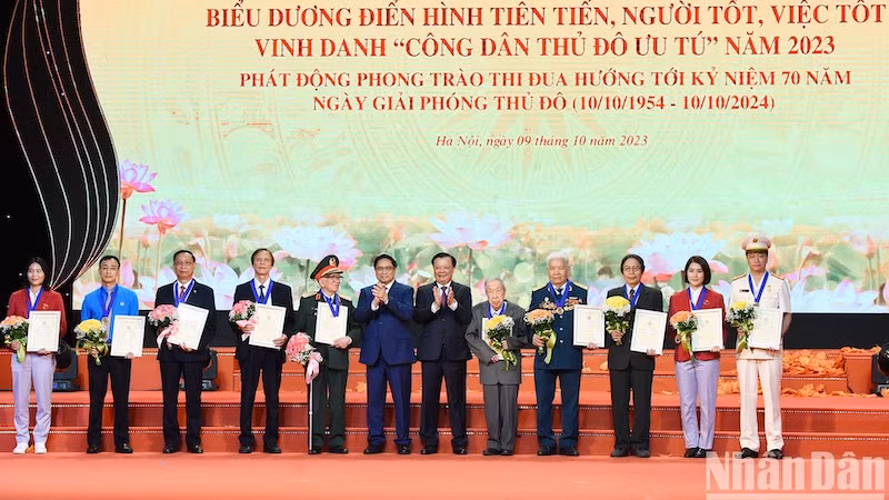 Премьер-министр Фам Минь Тьинь, Секретарь Парткома Ханоя Динь Тиен Зунг и выдающиеся жители столицы. Фото: Чан Хай
