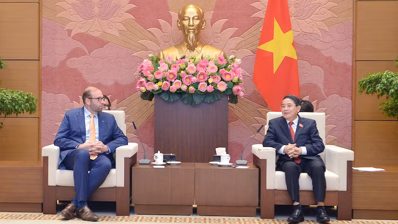 Зампредседателя НС Нгуен Дык Хай и Председатель Комитета Палаты представителей США по путям и средствам Джейсон Смит. Фото: quochoi.vn